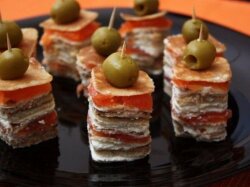 Канапе из блинов с лососем на шпажках