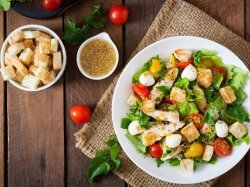 Салат «Цезарь» с курицей, моцареллой и сухариками