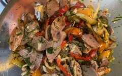 Куриные желудки с цукини и болгарским перцем