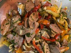 Куриные желудки с цукини и болгарским перцем