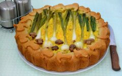 Пирог с зеленым луком, грибами и сыром