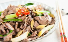 Салат из свиного сердца с маринованным луком и зеленью