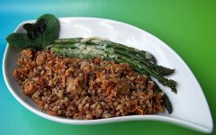 Гречка с тушенкой и овощами по-армейски