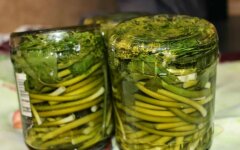 Маринованные стрелки чеснока с укропом и петрушкой
