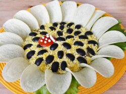 Салат «Подсолнух» с шампиньонами и кукурузой