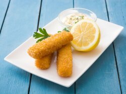 Рыбные палочки в панировке с паприкой