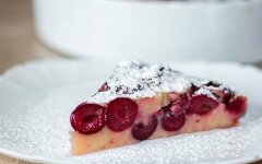 Французский пирог «Клафути» с вишней на молоке