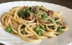 Спагетти с беконом, зеленым горошком и сыром