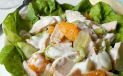 Салат с курицей и фруктами под йогуртовой заправкой