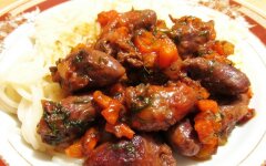 Куриные сердечки в томатном соусе с чесноком