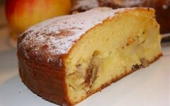 Шарлотка с яблоками и грецкими орехами на сгущенке