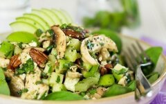 Салат с курицей, шпинатом и сыром фета