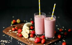 Молочный клубнично-банановый смузи с овсянкой