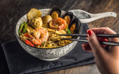 Лапша вок с морепродуктами и фасолью