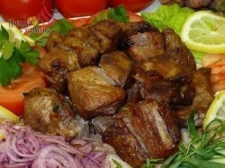 Шашлык из свинины в духовке на луковой «подушке»