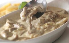Мясо с шампиньонами и овощами в сметанном соусе