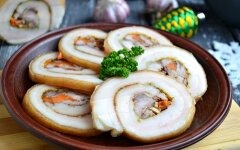 Рулет из сала с курицей и морковью