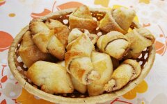 Рогалики с орехами из песочного теста на сметане