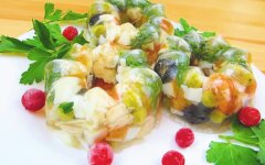 Заливное из курицы с маслинами и зеленым горошком