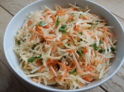 Салат из репы с морковью и зеленью