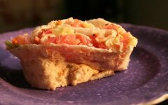 Быстрый рулет из лаваша с сыром и семгой