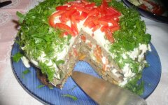 Торт из говяжьей печени с овощами и орехами