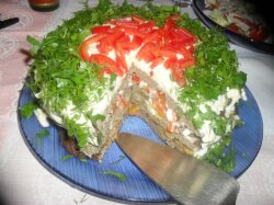 Торт из говяжьей печени с овощами и орехами