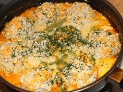 Ежики с чесноком в сметанном соусе в мультиварке