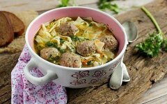 Лапша с фрикадельками по-домашнему