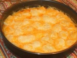 Запеченные пельмени в сметанно-томатном соусе