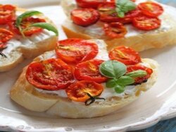 Гренки с запеченными помидорами и сыром