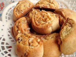 Медовые рулетики с грецкими орехами