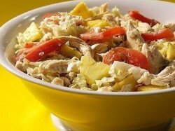 Салат с курицей, ананасами и помидорами