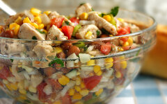 Салат из кукурузы и курицы с медовым соусом
