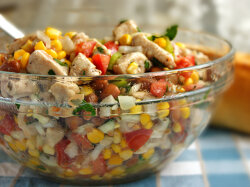 Салат из кукурузы и курицы с медовым соусом