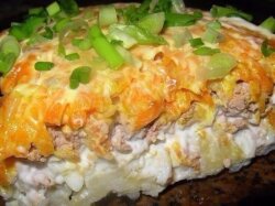 Слоеный салат из свиной печени с картофелем