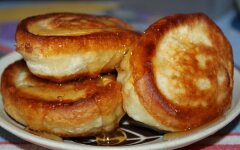 Пышные дрожжевые оладушки по-домашнему
