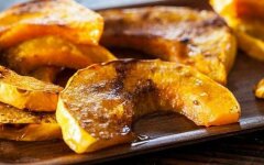 Запеченная тыква дольками с медом и маслом