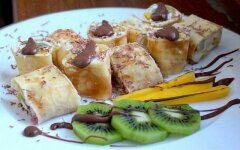 Роллы из блинов с творогом, манго, грушей и киви