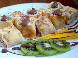 Роллы из блинов с творогом, манго, грушей и киви