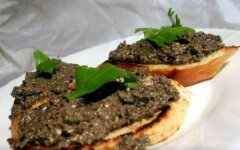 Брускетта с оливками и кедровыми орехами