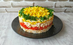 Слоеный салат с курицей, маринованным перцем и кукурузой