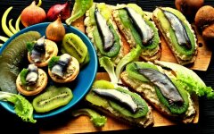 Бутерброды со шпротами, луком и киви