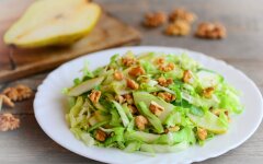 Салат с голубым сыром, карамелизированными грушами и орехами
