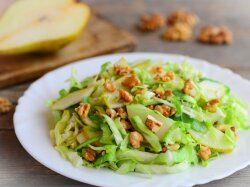 Салат с голубым сыром, карамелизированными грушами и орехами