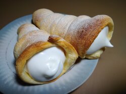 Слоеные трубочки с белковым кремом