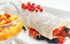 Меренговый малиновый рулет с маскарпоне