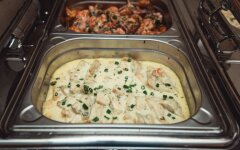 Запеченое куриное филе под сметанно-чесночным соусом