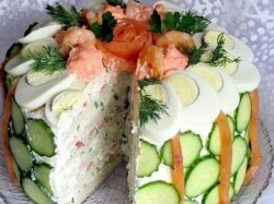 Скандинавский закусочный торт с красной рыбой