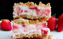 Замороженное пирожное с клубникой